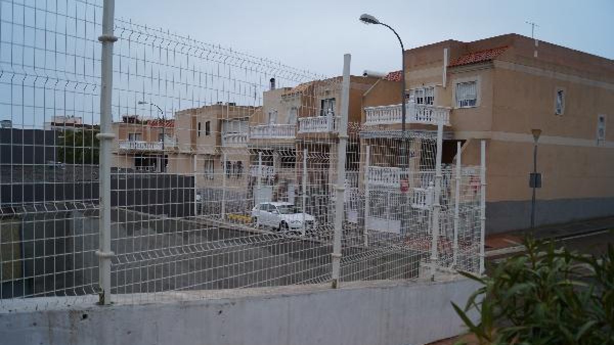 Valla que protege a las máquinas de aire acondicionado en el pabellón de Los Ángeles.
