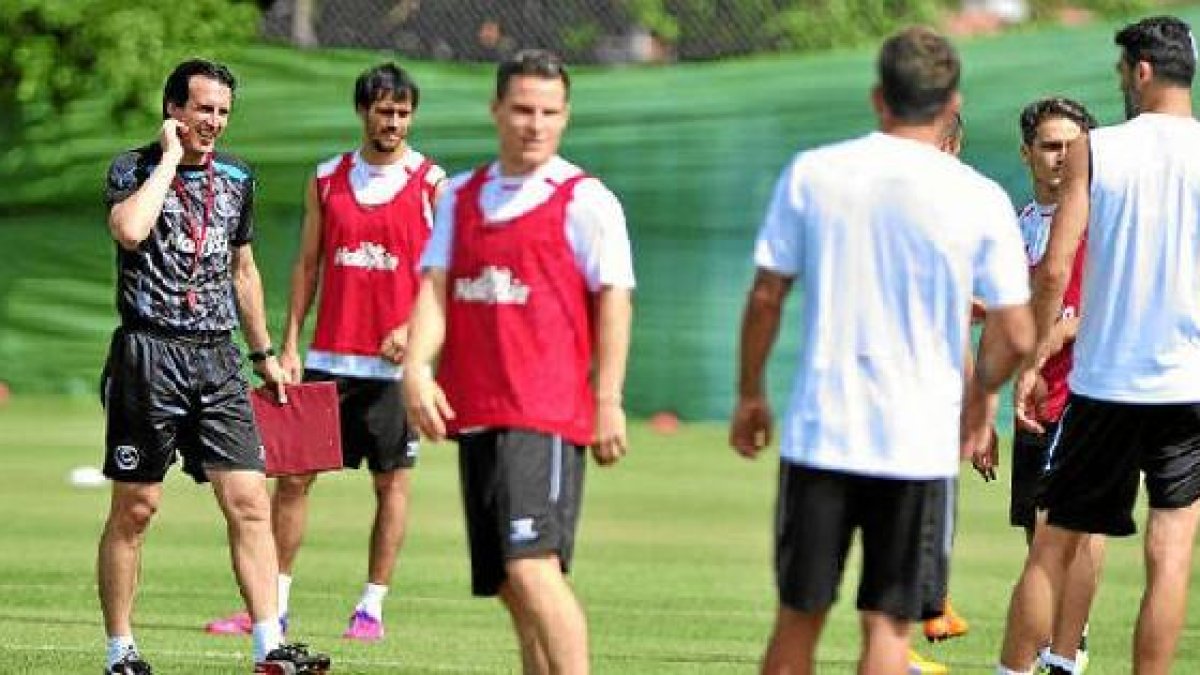 Unai ha trabajado hoy con la plantilla sevillista.