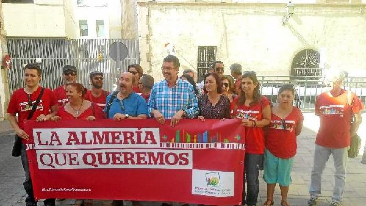 Miembros de la candidatura de IU, junto al hospital.