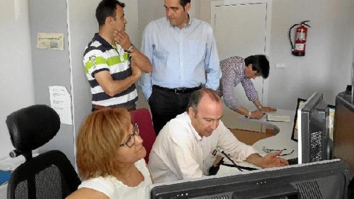 El alcaldable popular, Luis Rogelio Rodríguez-Comendador, responde a los taxistas