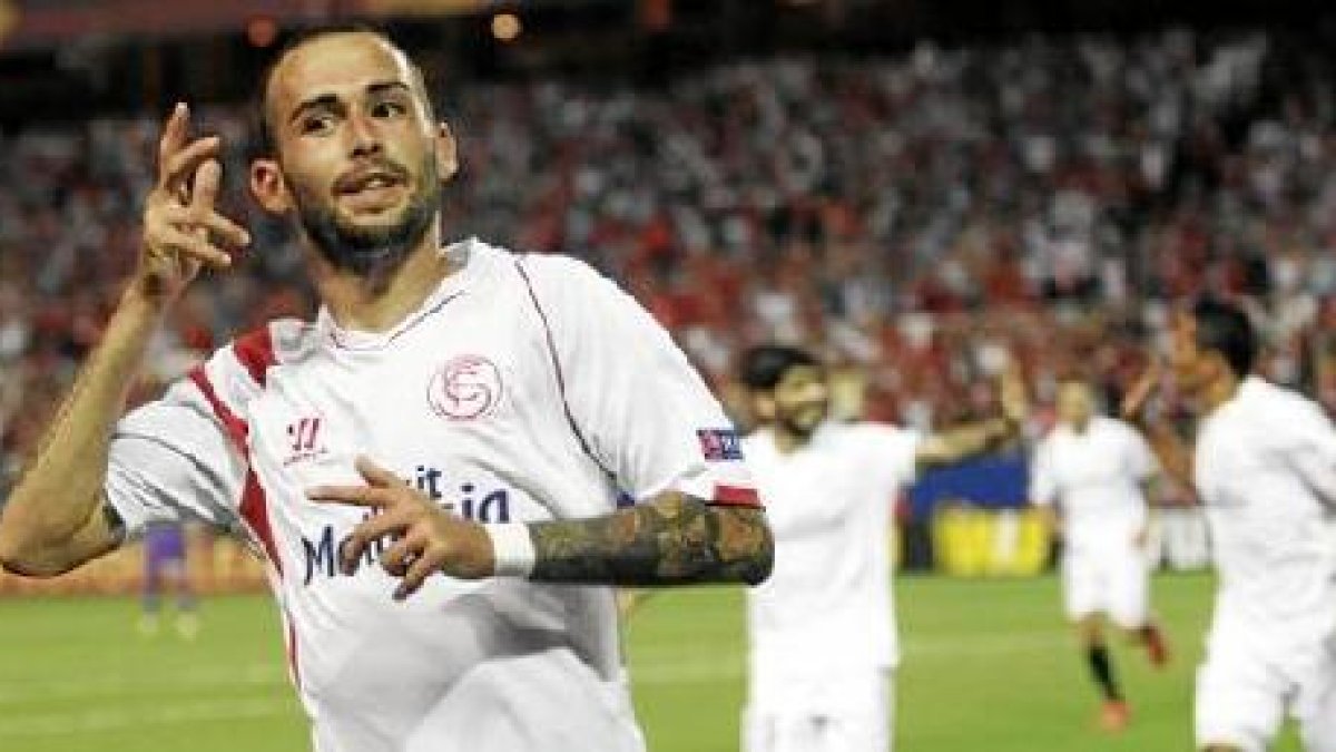 Aleix Vidal celebrando un gol con el Sevilla.