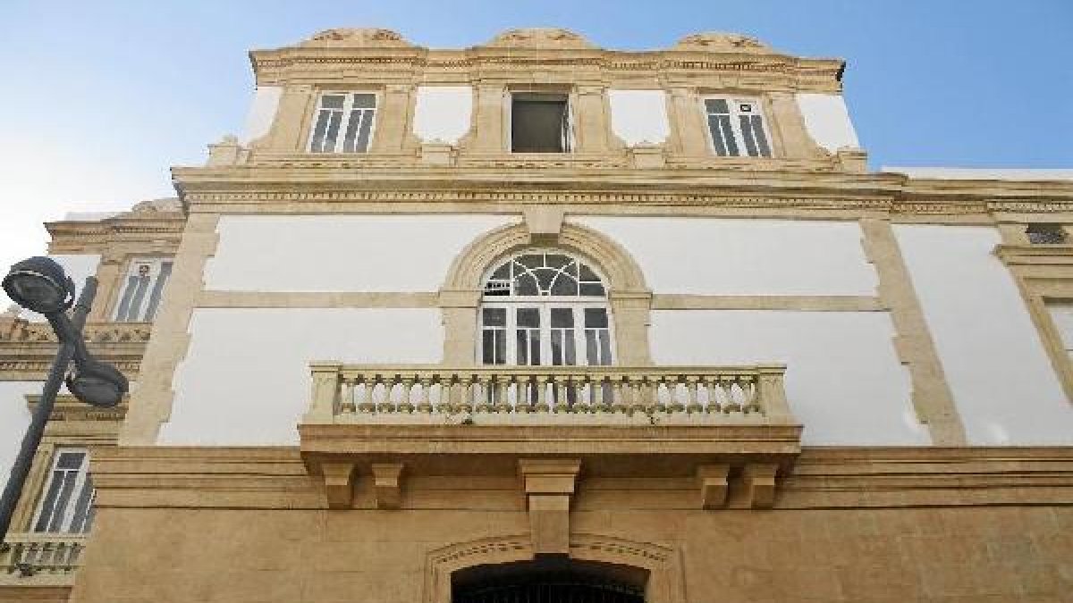 Fachada lateral del Teatro Cervantes