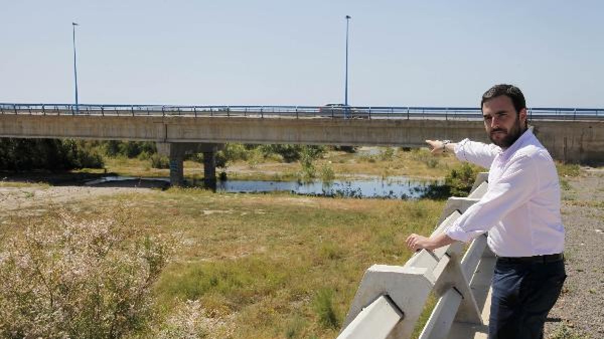 El concejal Carlos Sánchez señala aguas estancadas en el cauce del Andarax.
