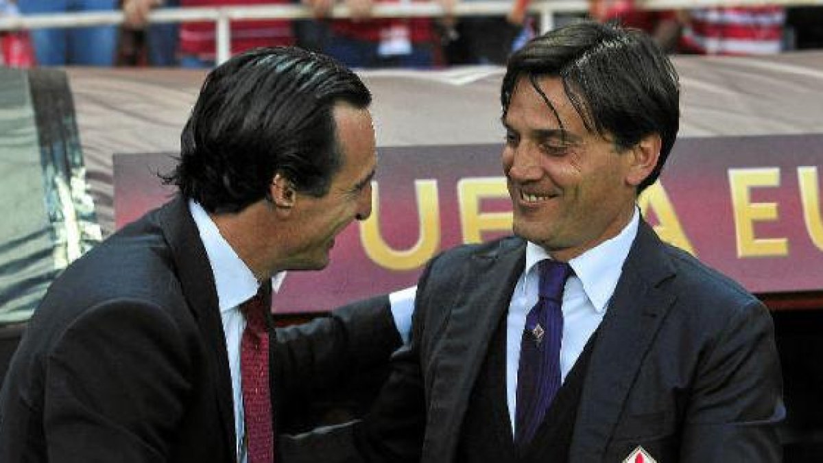 Emery se saluda con Montella.