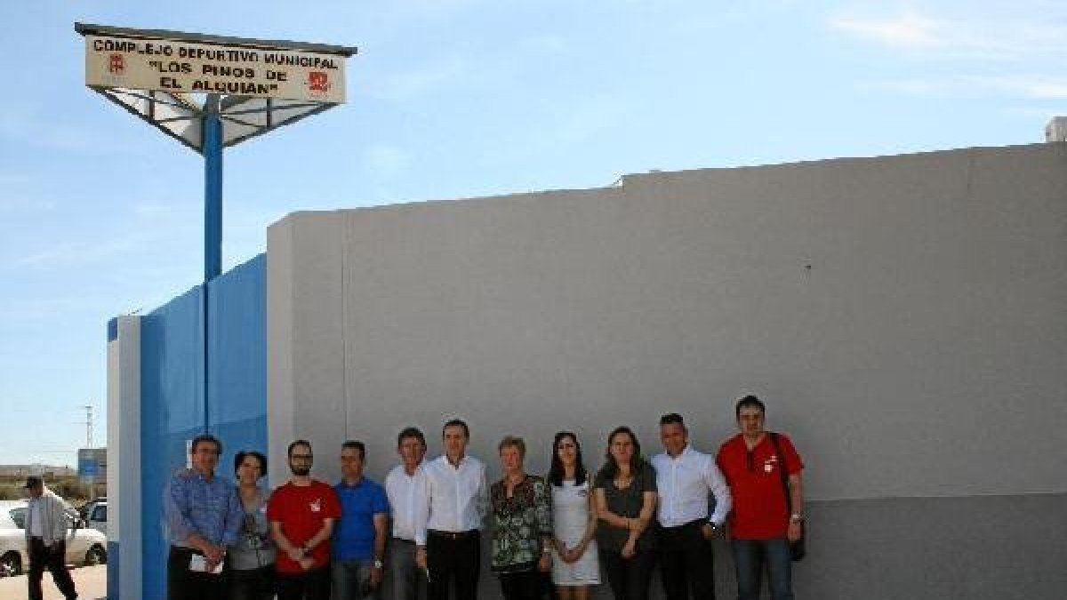 Candidatos del PSOE, con Juan Carlos Pérez Navas en el centro, en el reparto informativo en El Alquián.