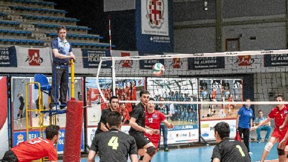 Una acción defensiva del equipo almeriense.