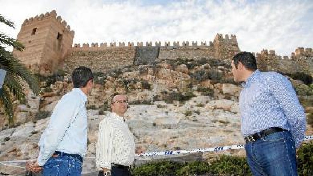El alcalde, ayer en la Alcazaba.