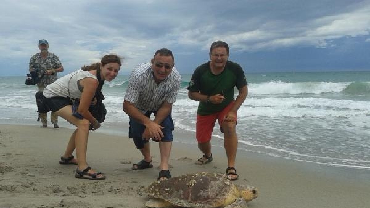 Ramón Aguado en el centro, con una tortuga boba