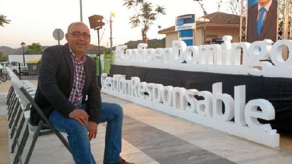 Domingo Fernández al inicio del primer mitin de campaña en la plaza Virgen del Río.