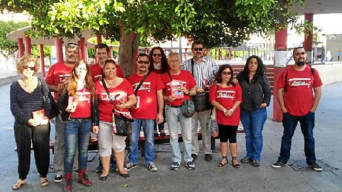 Rafael Esteban durante el reparto de material informativo de IU en esta campaña.