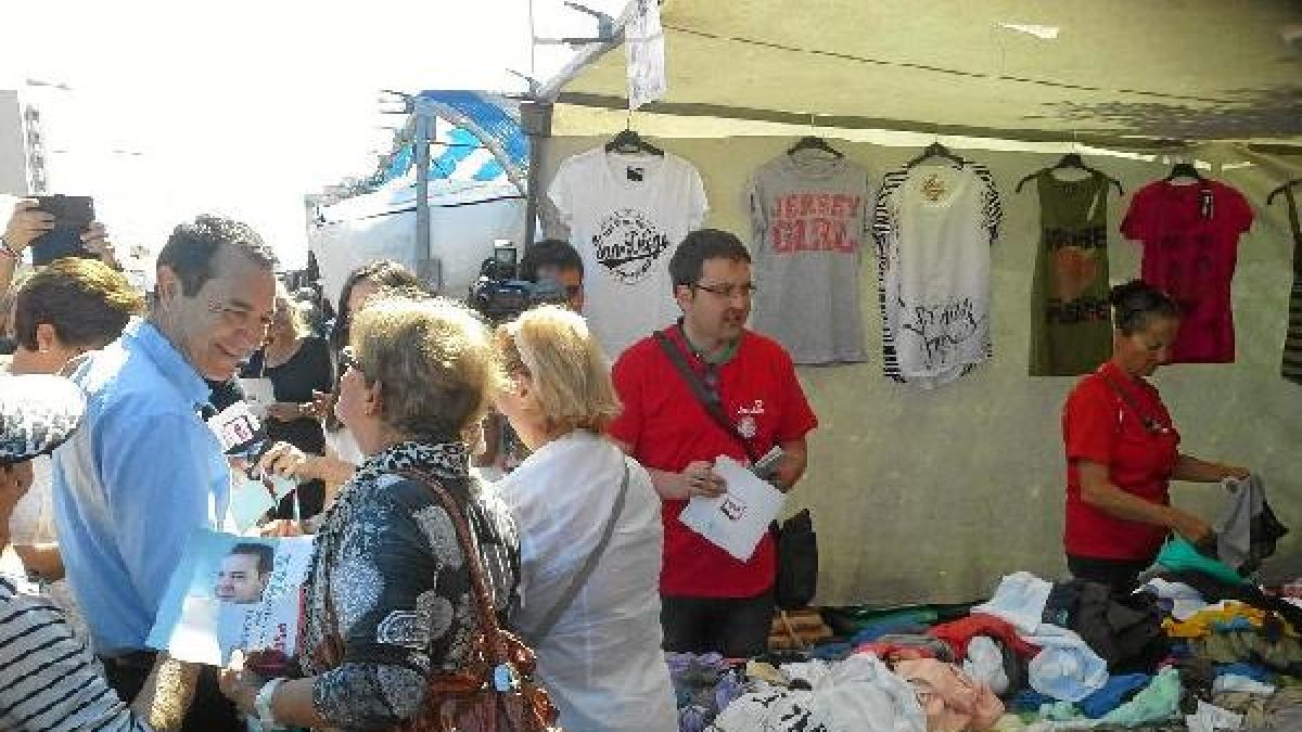 El candidato socialista, ayer, en el mercadillo junto a la Avenida Adolfo Suárez.