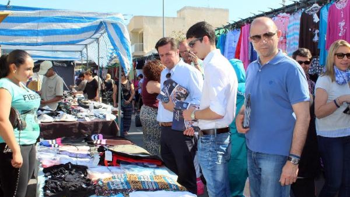 Visita de Francisco Góngora al mercadillo de El Ejido.