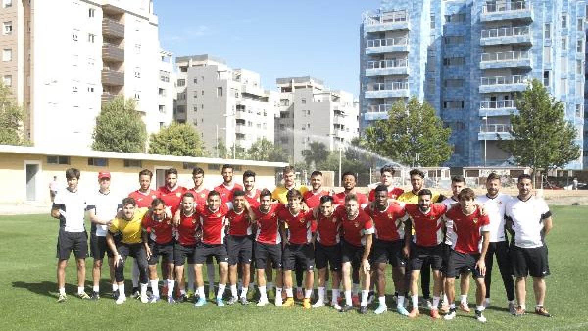 Foto de plantilla y cuerpo técnico del Almería B.