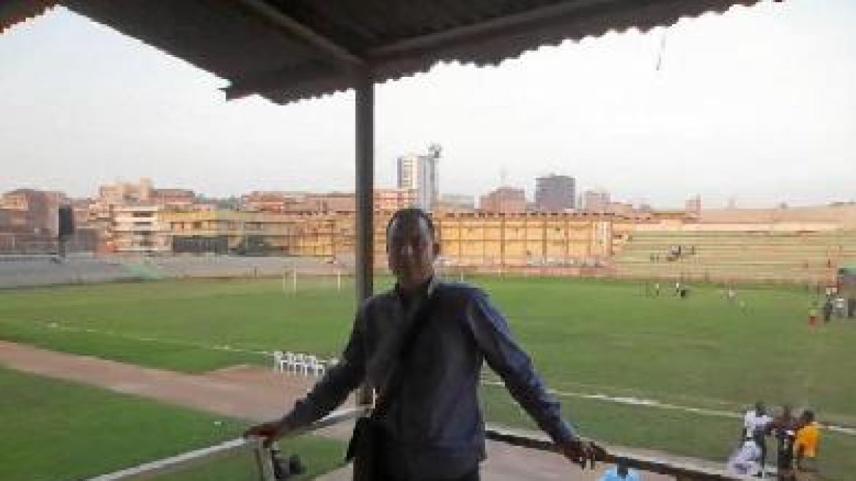 Antonio con el Teatro de sus Sueños de fondo.