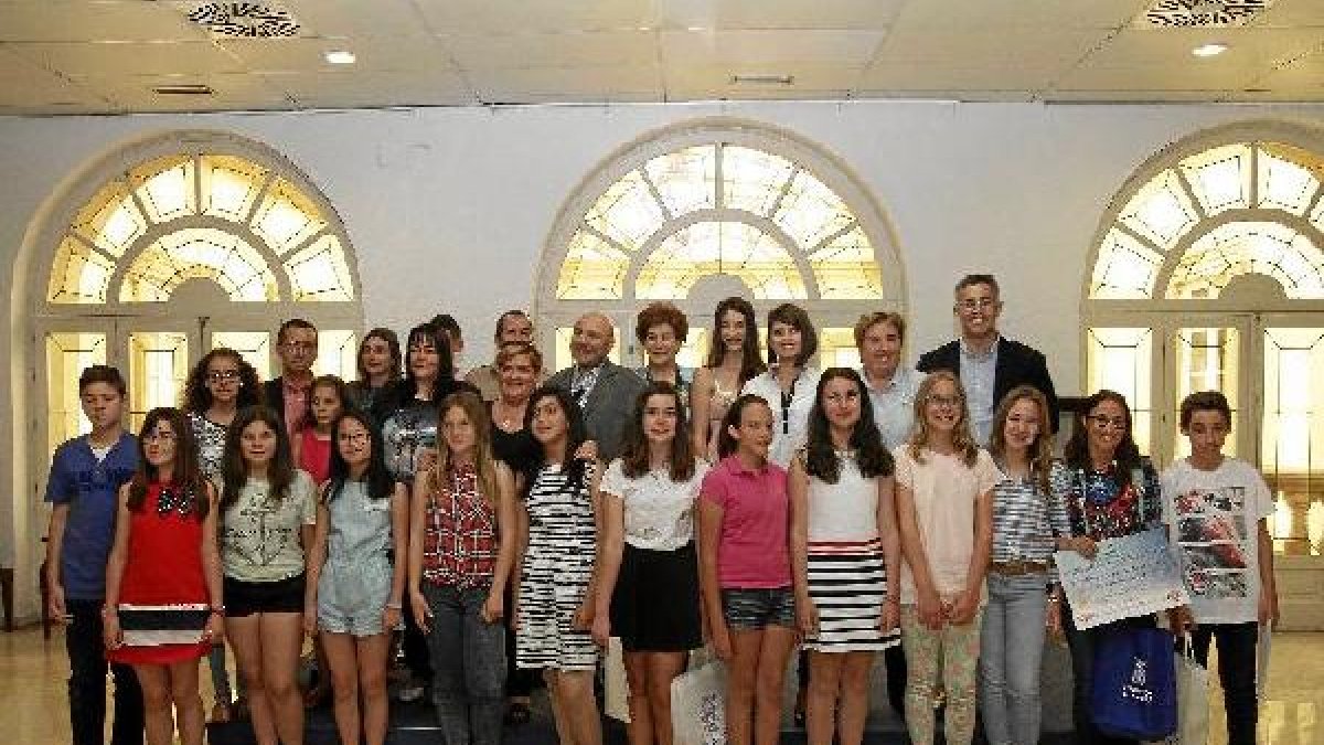 Foto de familia de los ganadores del concurso con la organización.