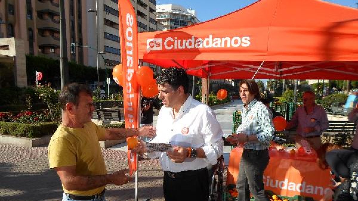 Cazorla repartiendo naranjas esta mañana en Almería.