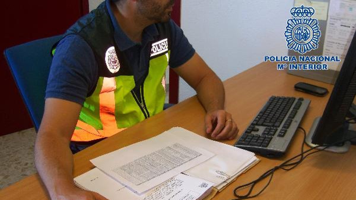 La Policía Nacional ha detenido a dos personas acusadas de introducir a una veinte de inmigrantes en patera