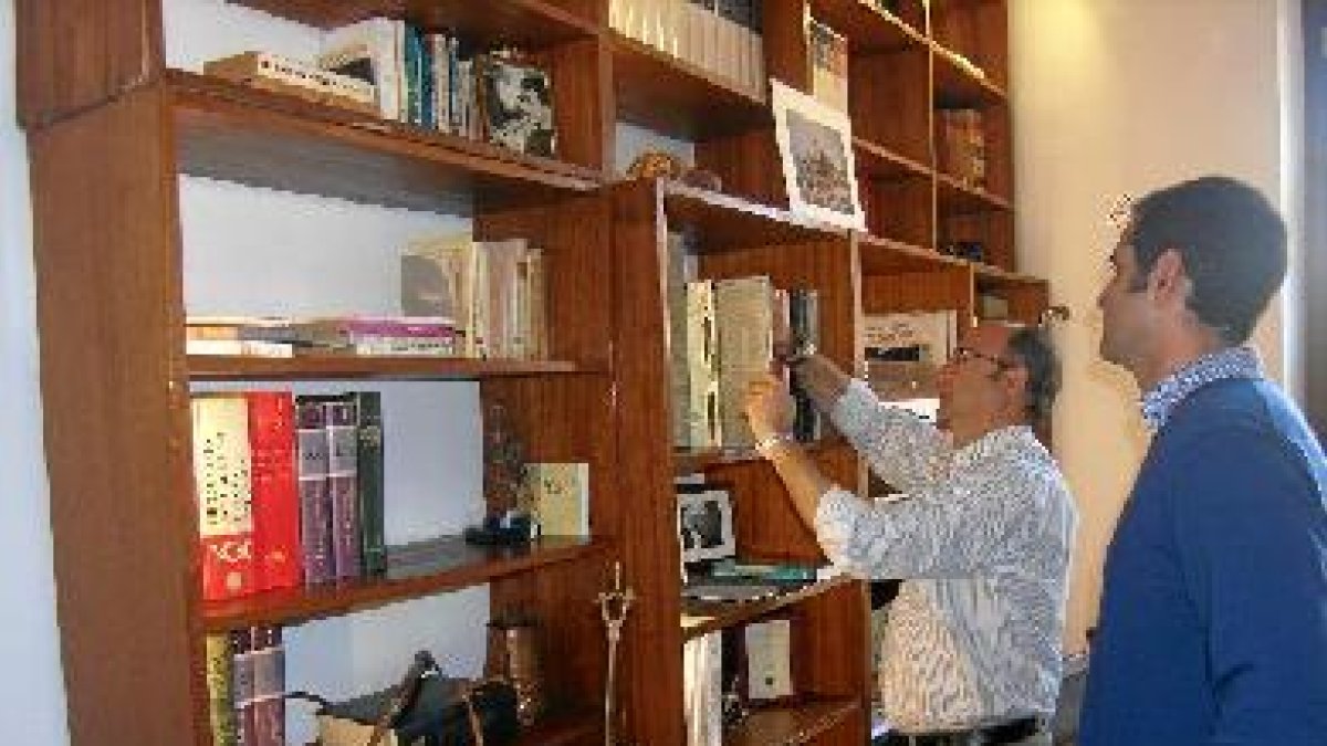 El alcalde en una visita a la casa del poeta