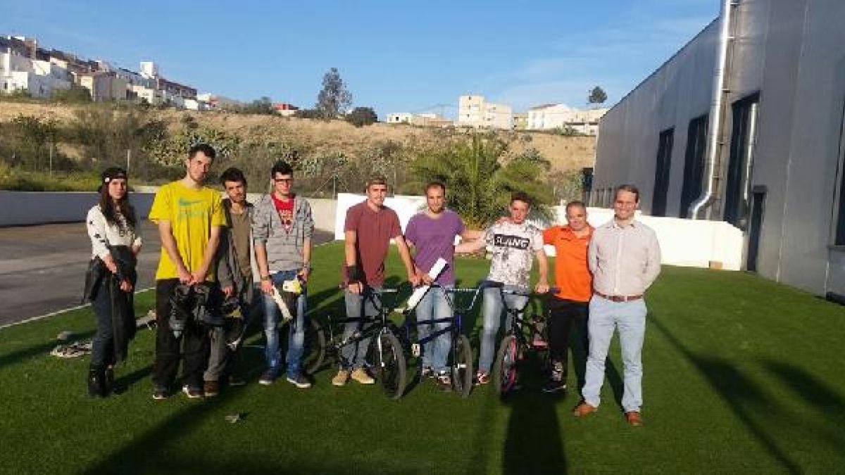 Skaters junto al concejal de Deportes, Tito Carrillo.