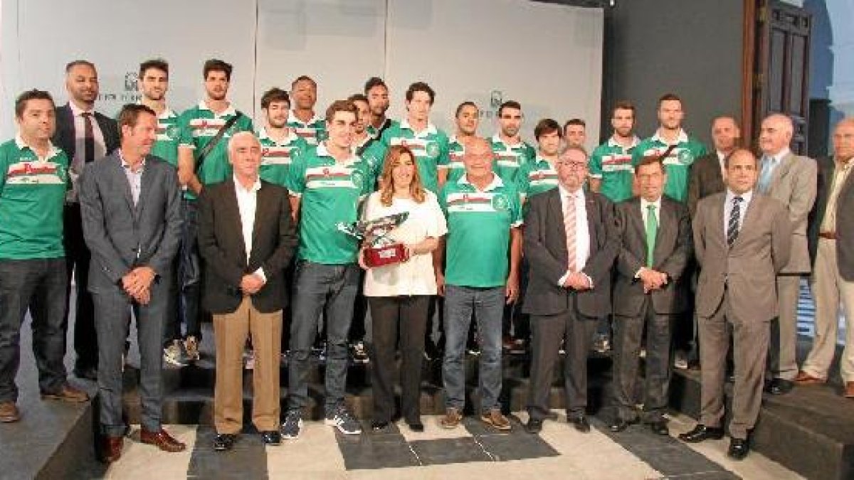 La presidenta en funciones de la Junta con los campeones.