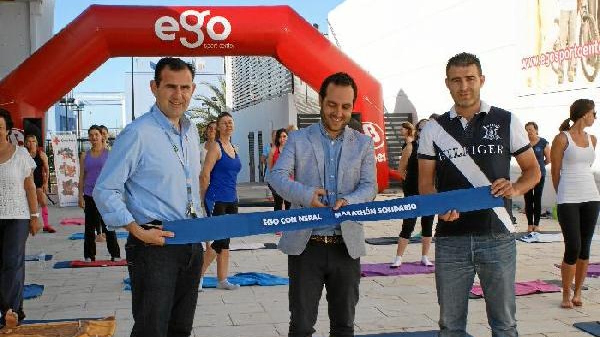 Corte de la cinta para un maratón solidario.