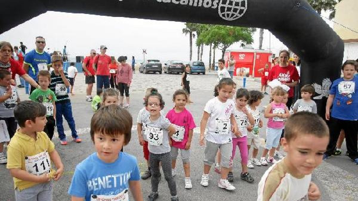 Los más pequeños preparados para tomar la salida.