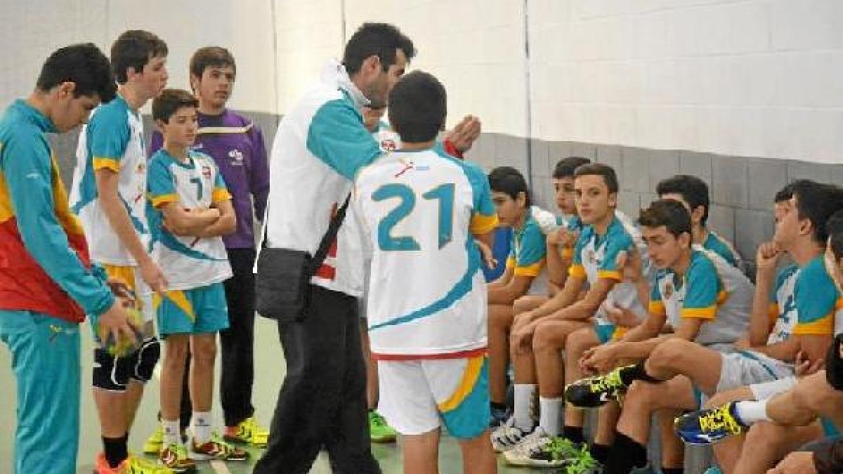 Alex Criado dando instrucciones a sus muchachos.