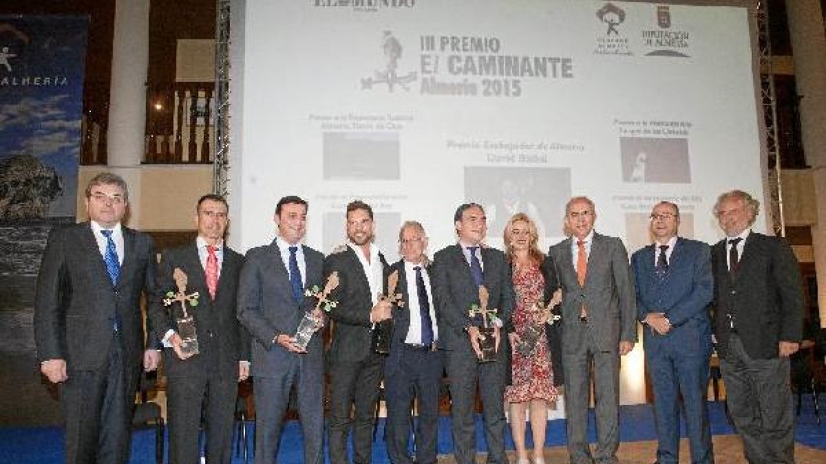 Los cinco premiados posan con los encargados de entregar los galardones.