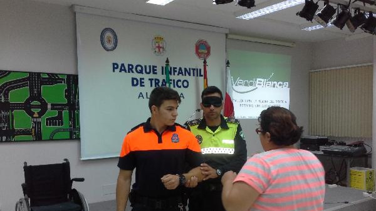 Agentes de Policía Local y Protección Civil aprenden la técnica del guía.