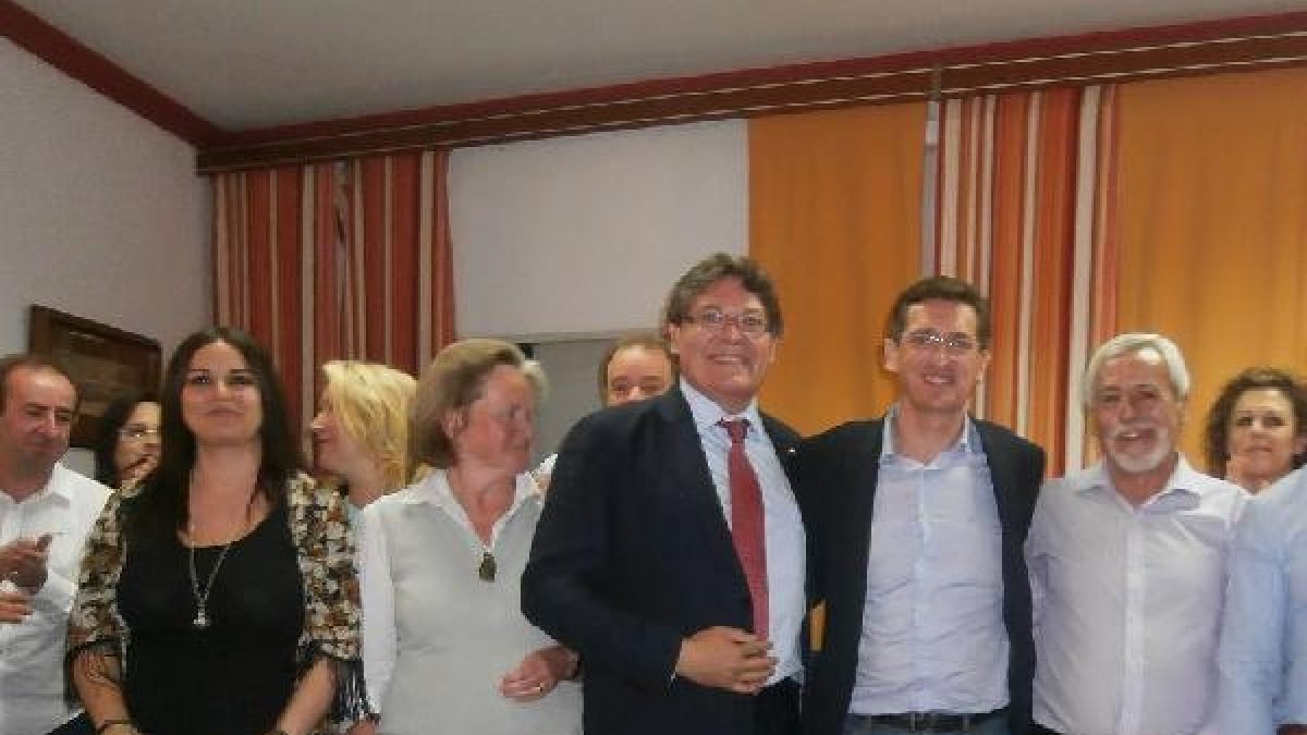 El candidato junto a Sánchez Teruel y miembros de la lista del PSOE.