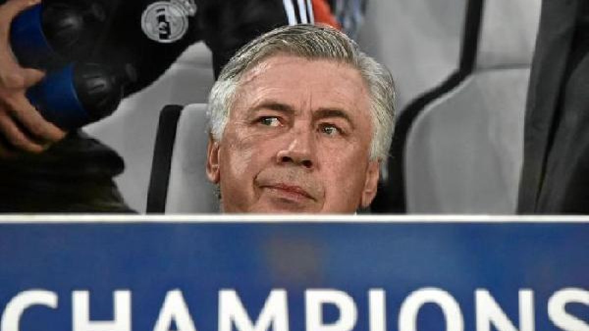 Carlo Ancelotti pone cara al partido del Real Madrid.