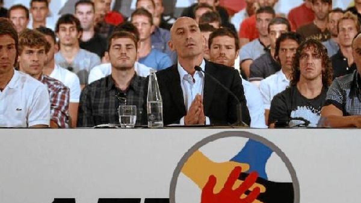 Luis Rubiales y los futbolistas van a parar la Liga.