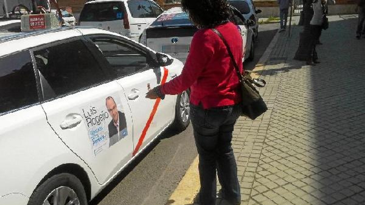 Un taxi con la pegatina.