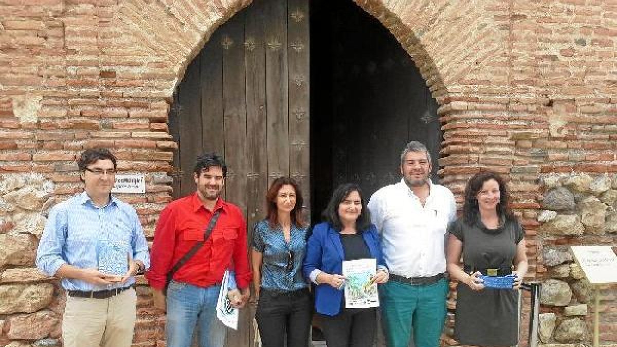 La directiva de Thales, representantes de la Junta y de Diputación, en la Alcazaba.