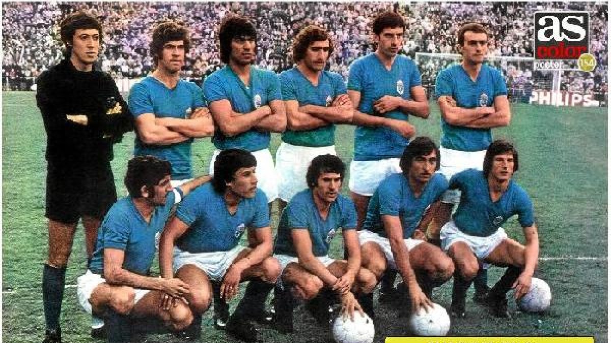 Poster del Real Oviedo de la temporada 1973-74 con Maxi agachado el último de izquierda a derecha.