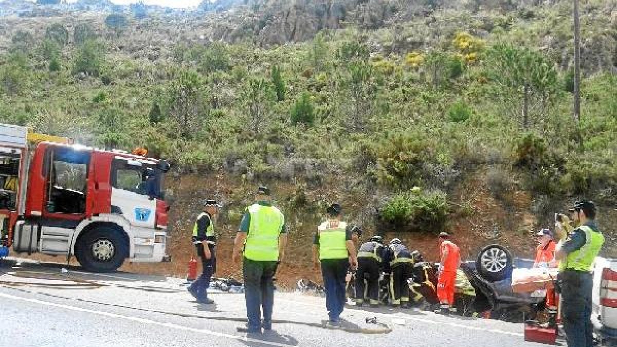 Guardia Civil y bomberos en el lugar del accidente.