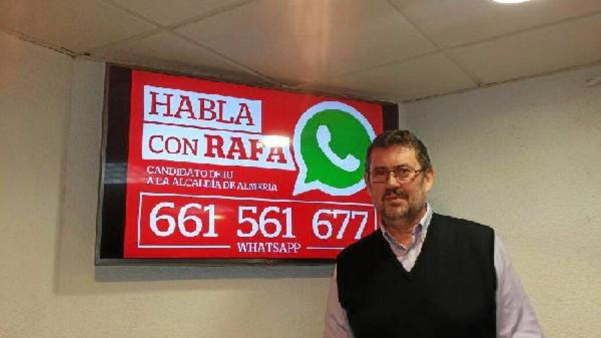 Rafael Esteban presentando el whatsapp