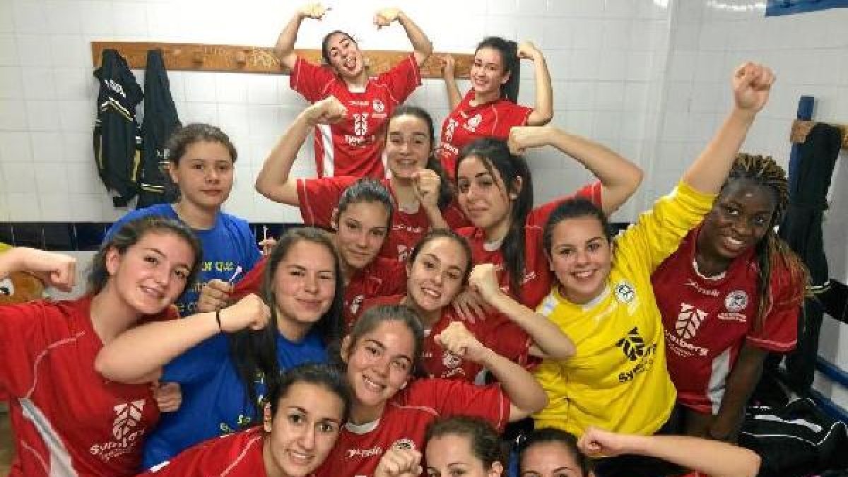 Las jugadoras roqueteras celebran en el vestuario.