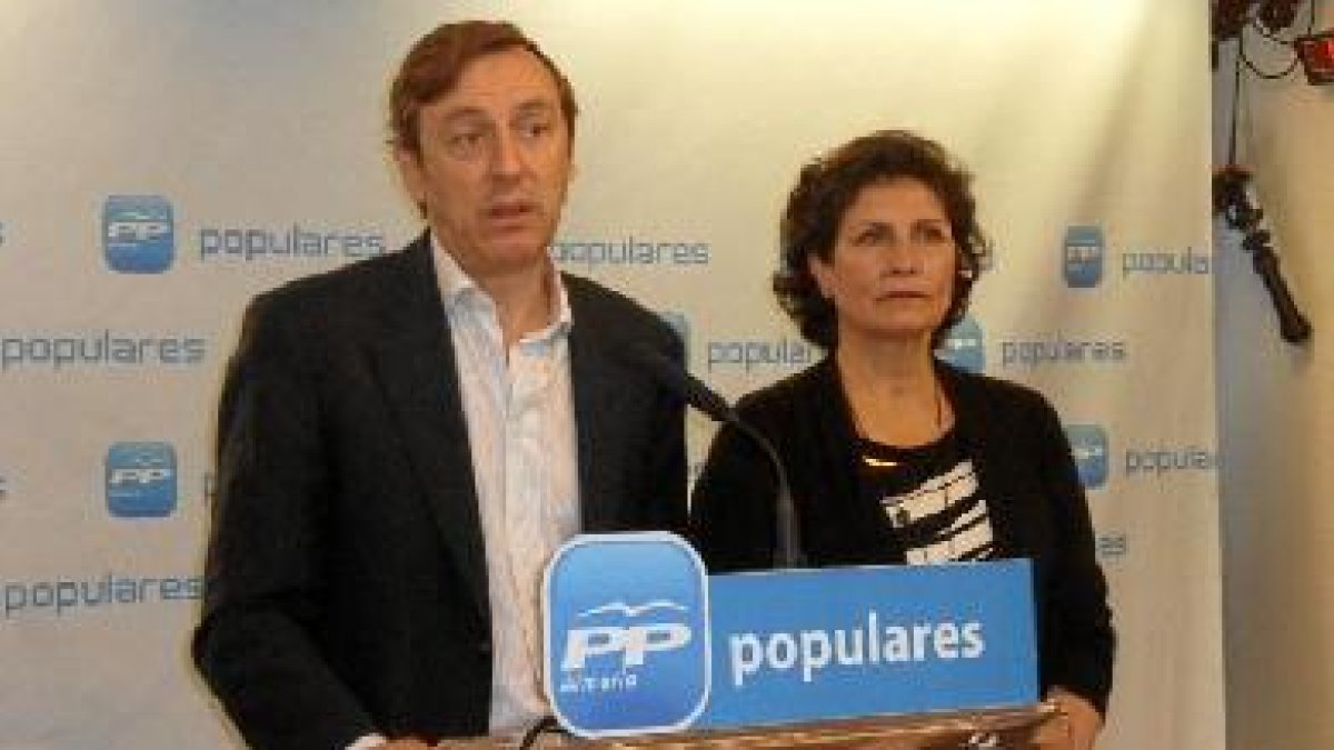 El portavoz del pp en el Congreso y diputado por Almería, Rafael Hernando,Junto a la también diputada, Carmen Navarro.