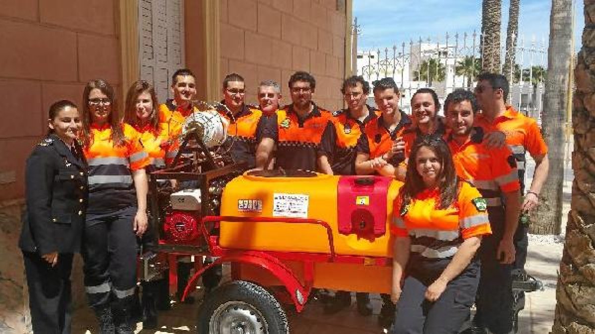 Miembros de Protección Civil con el nuevo instrumento