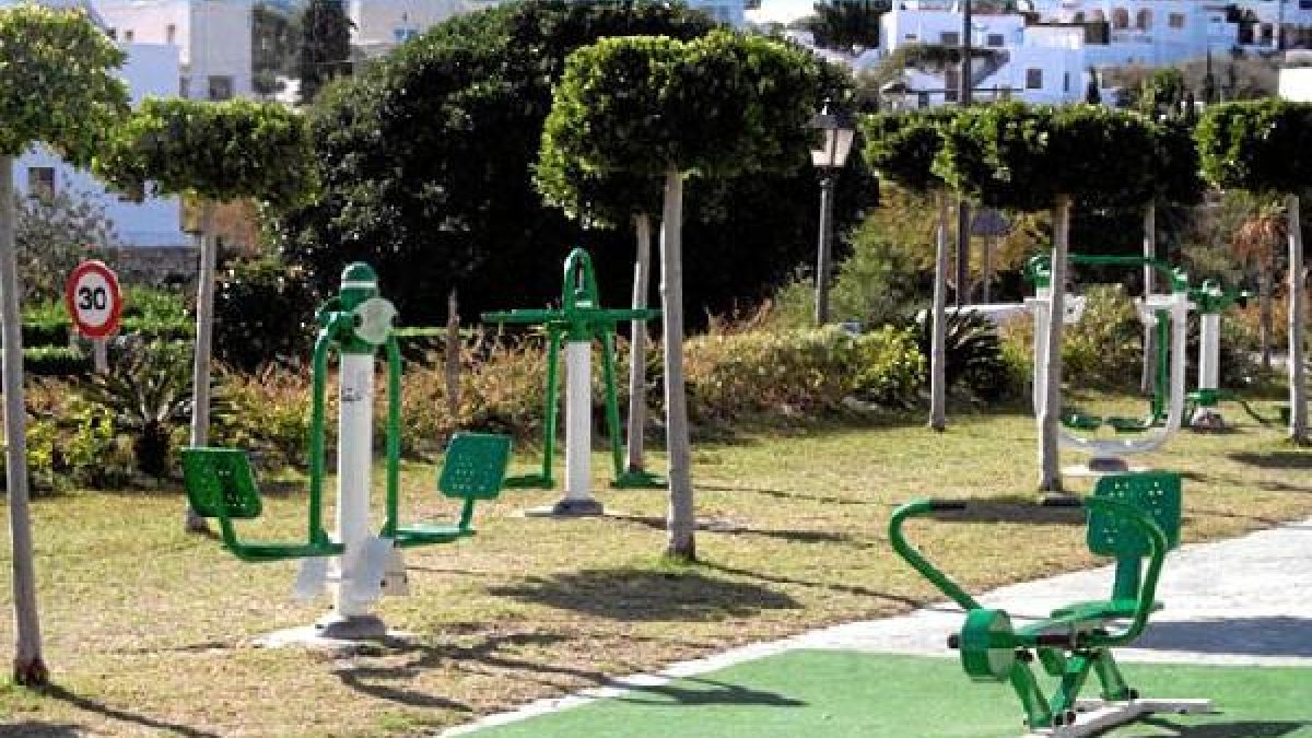 Aparatos instalados del parque biosaludable.