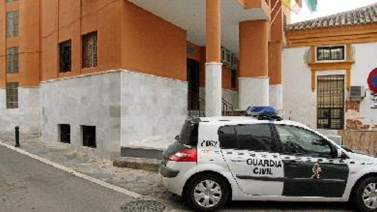 Guardia Civil en los juzgados de Huércal-Overa