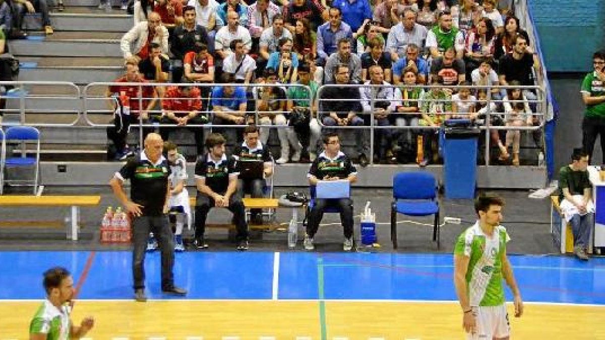 Piero Molducci en plena dirección del juego.