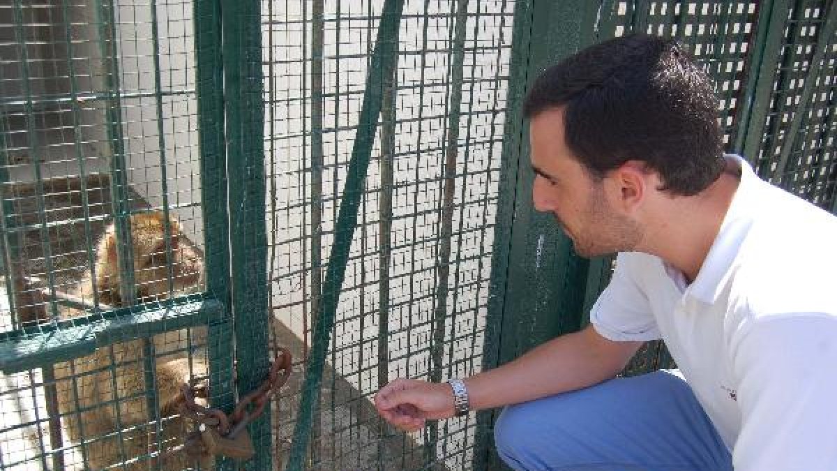 Carlos Sánchez en una visita al Centro Zoosanitario.