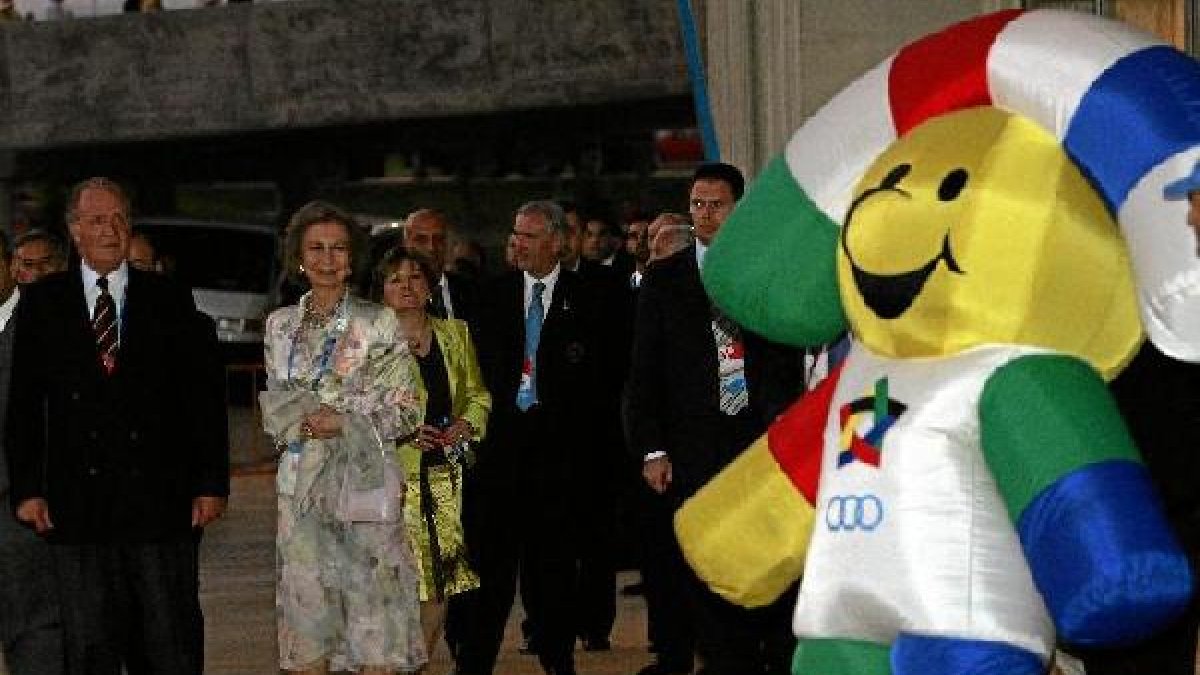 Los Reyes de la España del 2005 saludando a la mascota Indalete.