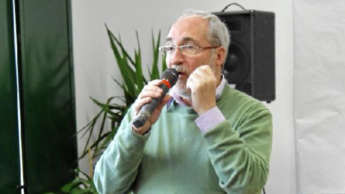 El poeta almeriense en un acto con niños.