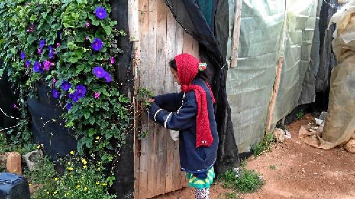 Una mujer en una de las chabolas amenazadas.