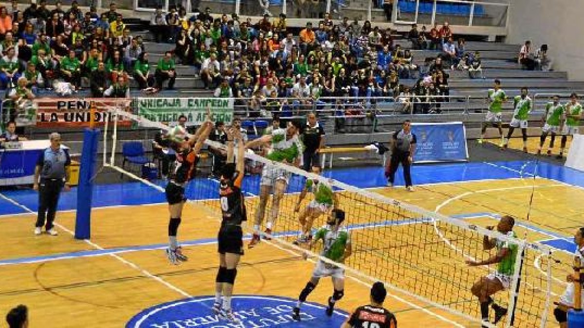 Miki Fornes remata a compo de Teruel.