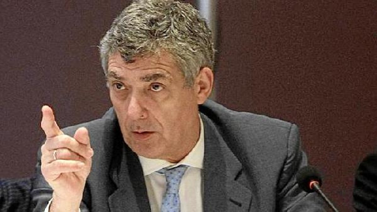 Ángel María Villar tiene mucha faena con el tema de los fichajes.