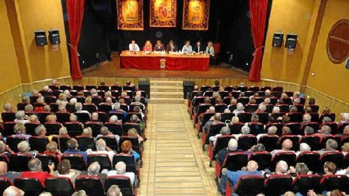 En Albox, la consejera explicó los cambios a británicos.